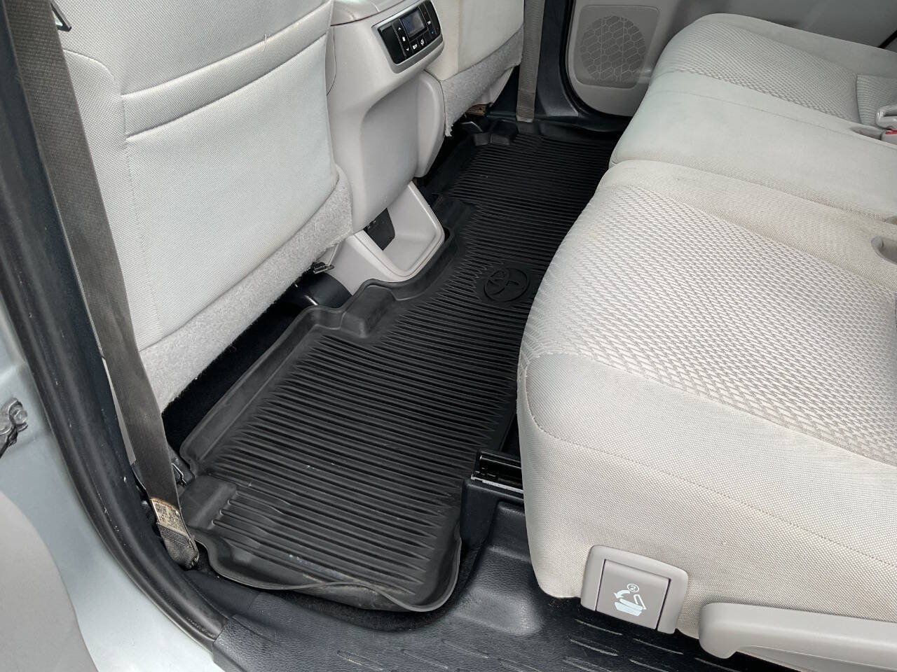 Used 2019 Toyota Highlander LE FWD image 30