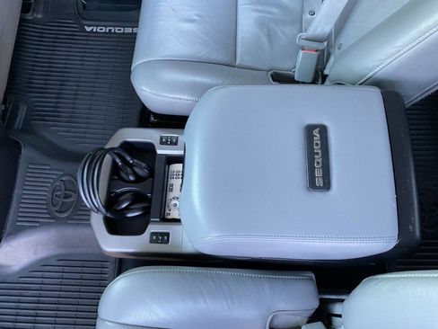 Used 2018 Toyota Sequoia Platinum image 38