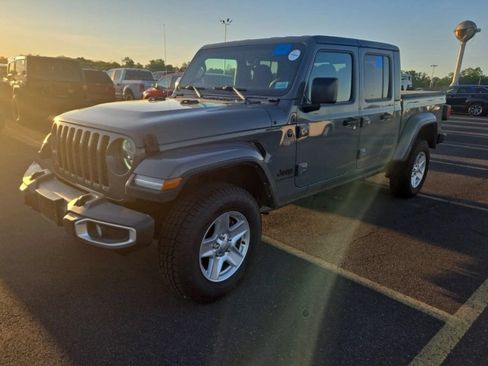 Used 2023 Jeep Gladiator Sport AWD/4WD image 3