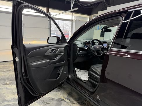 Used 2020 Chevrolet Traverse LT image 9