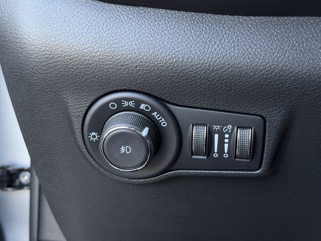 Used 2026 Jeep Compass Latitude AWD/4WD image 21