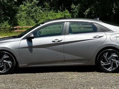 Used 2024 Hyundai Elantra Limited FWD image 6
