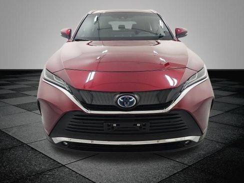 Used 2024 Toyota Venza XLE image 2