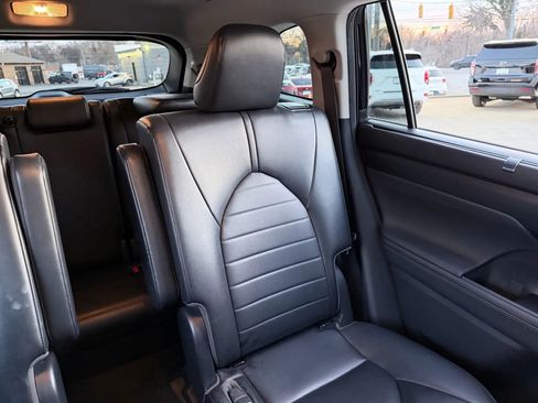 Used 2023 Toyota Highlander XLE image 45
