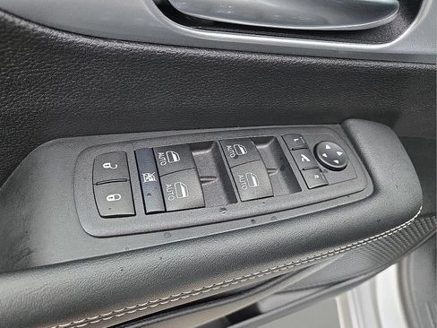 Used 2026 Chrysler Pacifica Limited FWD image 16