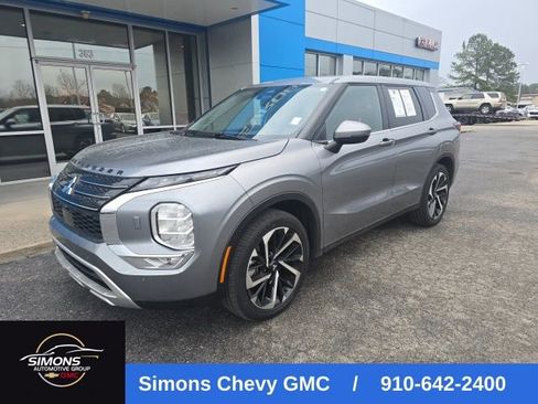 Used 2024 Mitsubishi Outlander SE image 1
