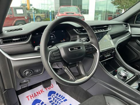 Used 2025 Jeep Grand Cherokee Altitude AWD/4WD image 7