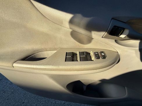 Used 2012 Toyota Corolla LE image 19