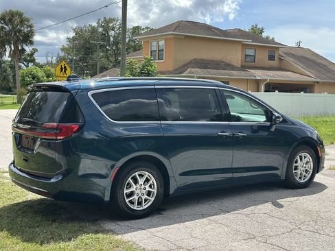 Used 2021 Chrysler Pacifica Touring-L FWD image 16