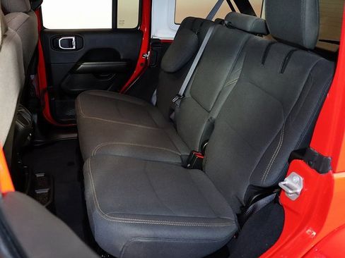 Used 2025 Jeep Wrangler Unlimited Sahara image 13