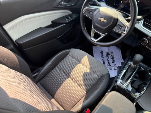 Used 2024 Chevrolet Trax LT w/ Sunroof Package FWD image 30