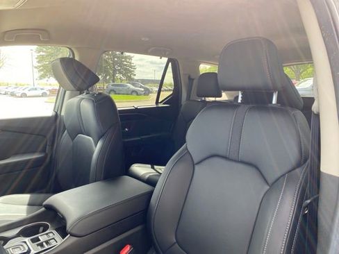 Used 2025 Honda Pilot EX-L image 3
