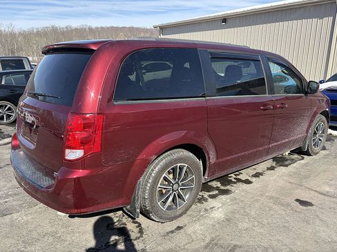 Used 2019 Dodge Grand Caravan SE image 3