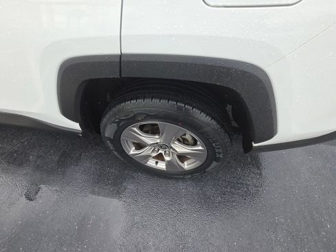 Used 2022 Toyota RAV4 XLE w/ Convenience Package FWD image 9