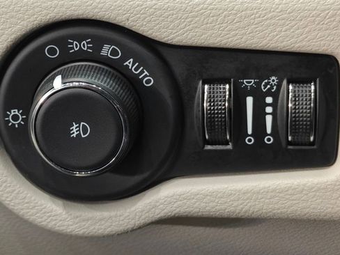 Used 2024 Chrysler Pacifica Touring-L image 45