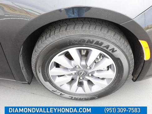 Used 2023 Chrysler Pacifica Touring-L FWD image 28