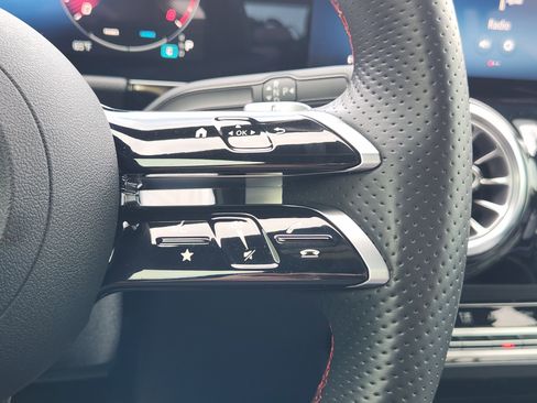 Used 2025 Mercedes-Benz GLA 250 4MATIC image 28