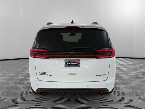 Used 2025 Chrysler Pacifica Limited image 4