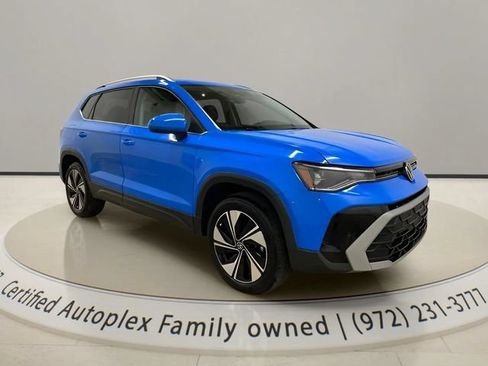 Used 2025 Volkswagen Taos SE w/ Panoramic Sunroof Package AWD/4WD image 7