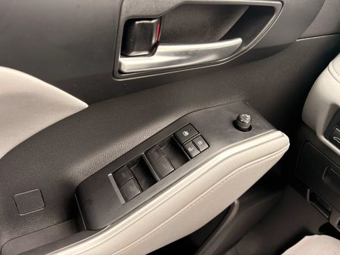 Used 2021 Toyota Highlander XLE AWD/4WD image 29