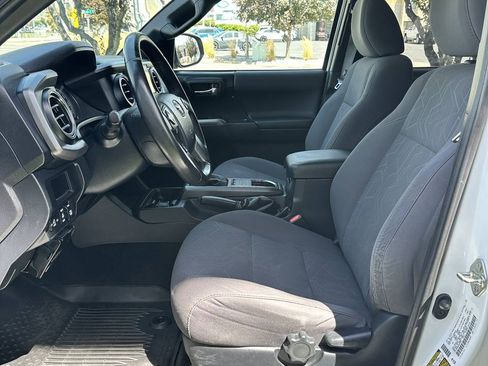 Used 2017 Toyota Tacoma TRD Off-Road AWD/4WD image 17