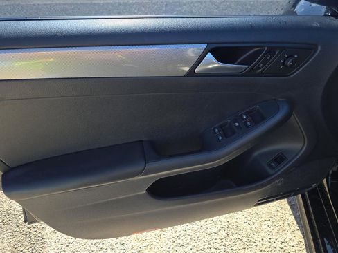 Used 2015 Volkswagen Jetta SE image 12