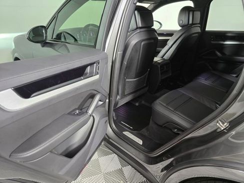 Used 2024 Porsche Cayenne image 17