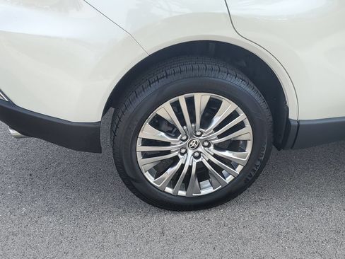 Certified 2022 Toyota Venza XLE AWD/4WD image 5