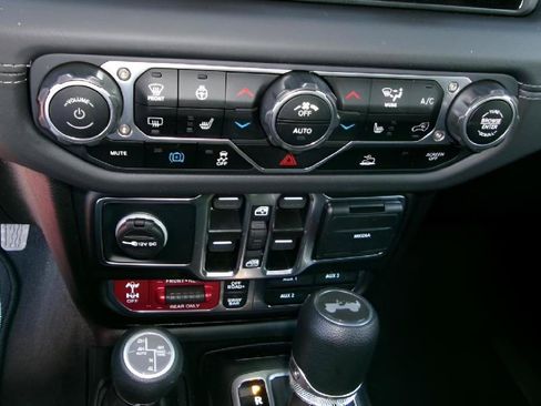 Used 2025 Jeep Wrangler Unlimited Rubicon 4xe w/ Convenience Group AWD/4WD image 14