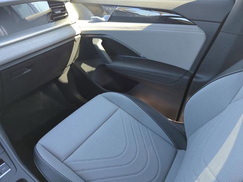 New 2026 Volkswagen Tiguan SE R-Line image 25