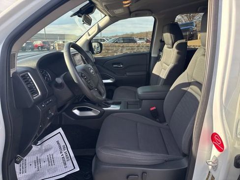 Used 2023 Nissan Frontier SV w/ SV Convenience Package image 2