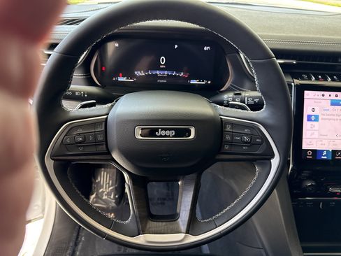 Used 2023 Jeep Grand Cherokee Limited w/ Black Appearance Package image 17