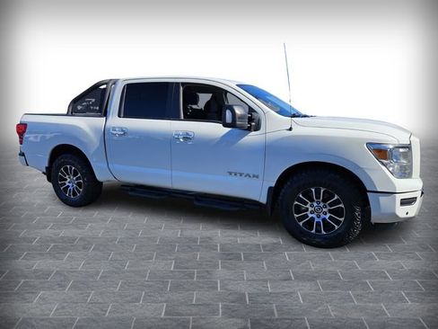 Used 2021 Nissan Titan SV w/ SV Convenience Package image 3