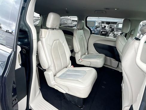 Used 2020 Chrysler Pacifica Touring-L w/ Advanced Safetytec Group FWD image 31
