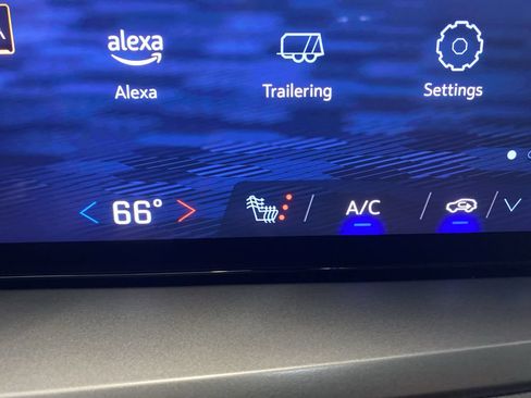 Used 2025 Chevrolet Traverse LT image 28