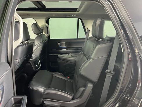 Used 2025 Ford Expedition Platinum AWD/4WD image 32