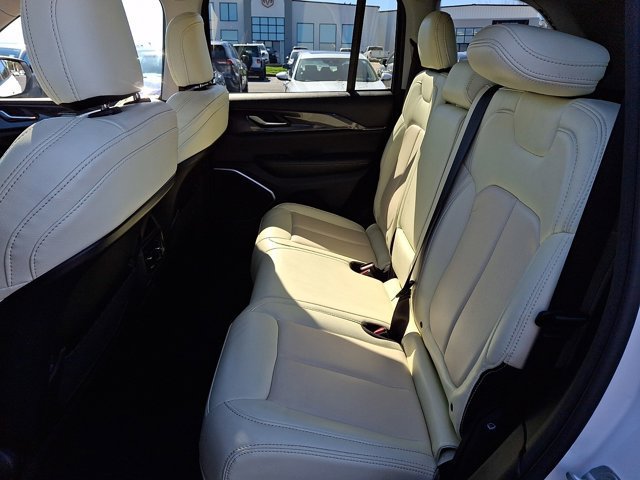 Used 2022 Jeep Grand Cherokee Laredo w/ Luxury Tech Group I AWD/4WD image 13