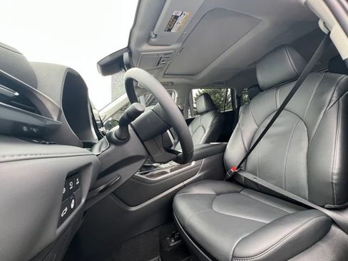 Used 2026 Toyota Highlander Limited AWD/4WD image 18