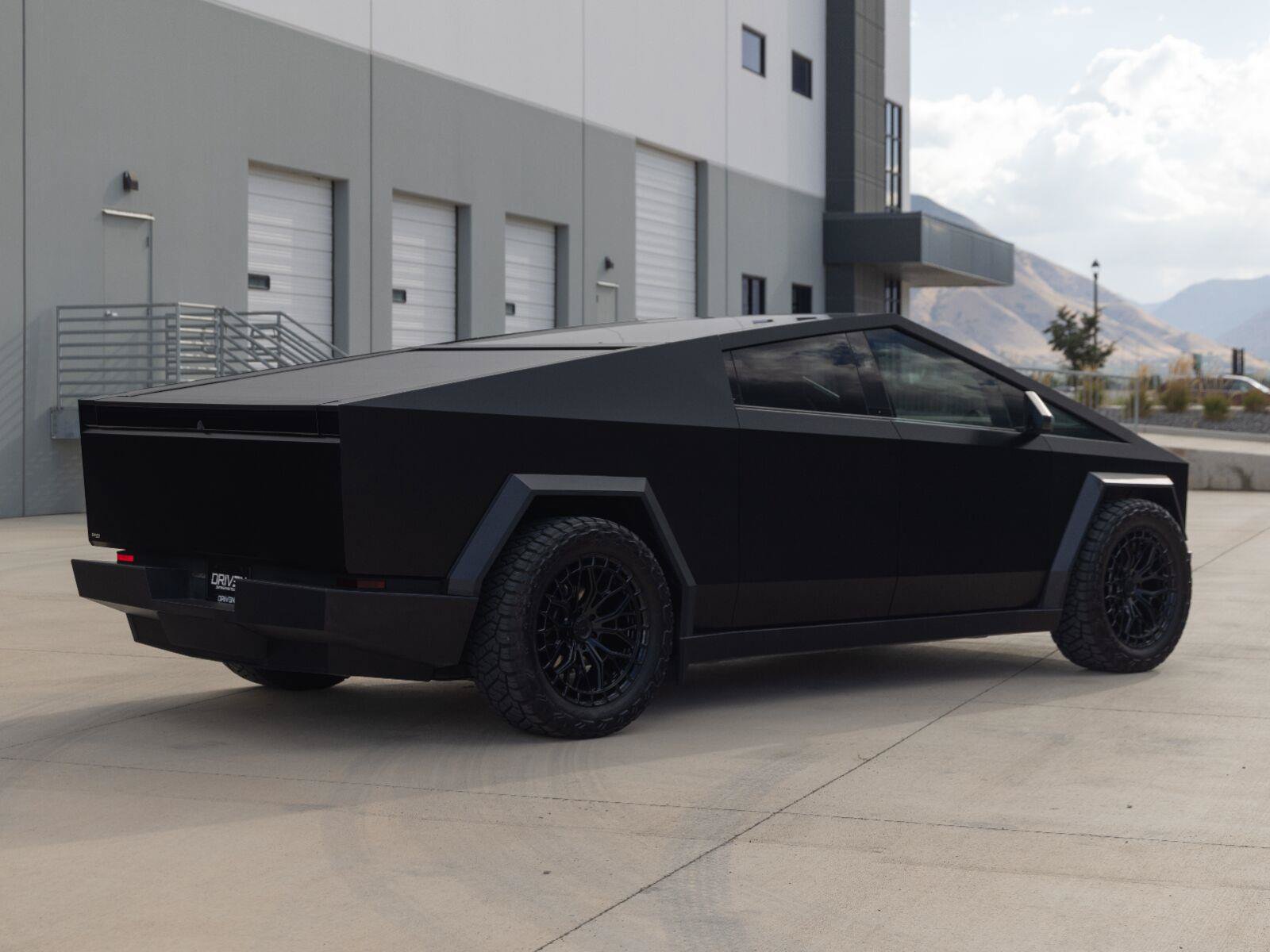 Used 2025 Tesla Cybertruck AWD Crew Cab image 9