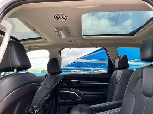 Used 2025 Kia Telluride SX w/ SX Captain's Chair Package FWD image 11