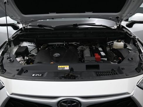 Used 2022 Toyota Highlander XLE AWD/4WD image 39