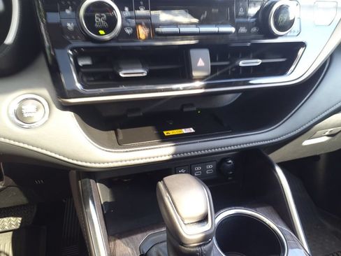 Used 2023 Toyota Highlander Limited FWD image 31
