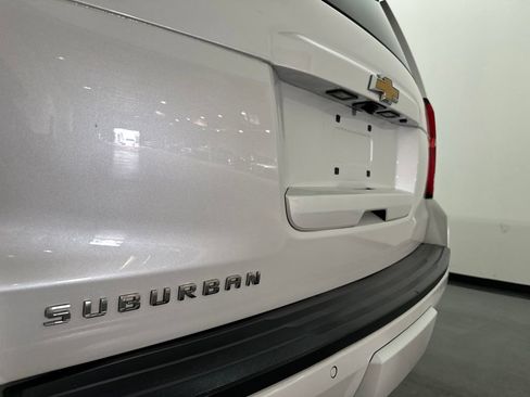 Used 2020 Chevrolet Suburban LT w/ Luxury Package RWD image 12