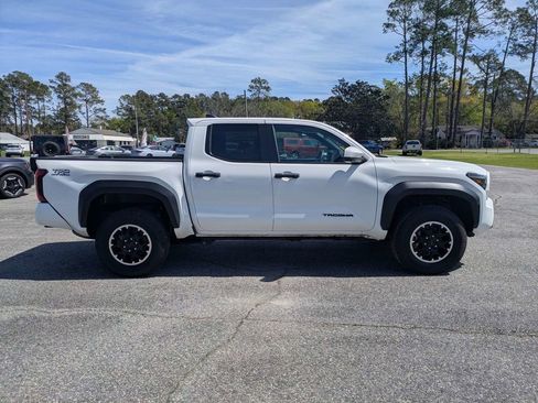 Used 2025 Toyota Tacoma TRD Off-Road image 3