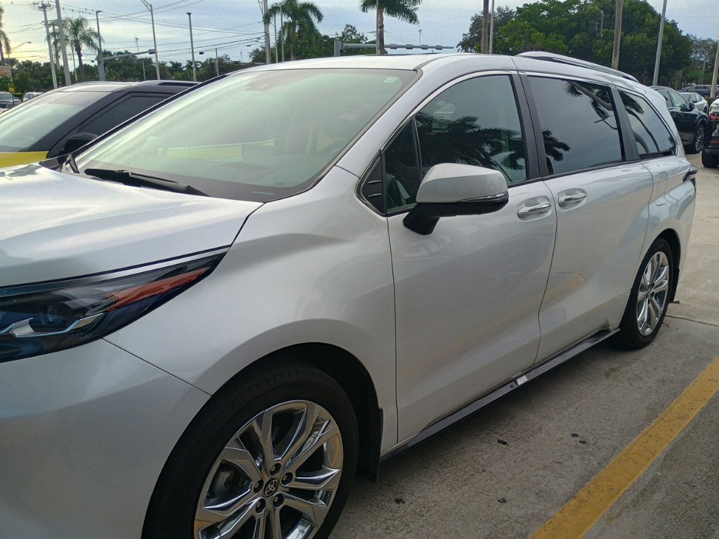 Used 2024 Toyota Sienna Platinum FWD image 6