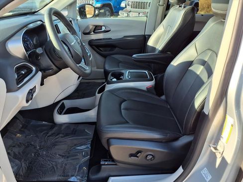 Used 2024 Chrysler Pacifica Touring-L image 26