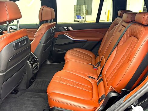 Used 2021 BMW X7 M50i image 8