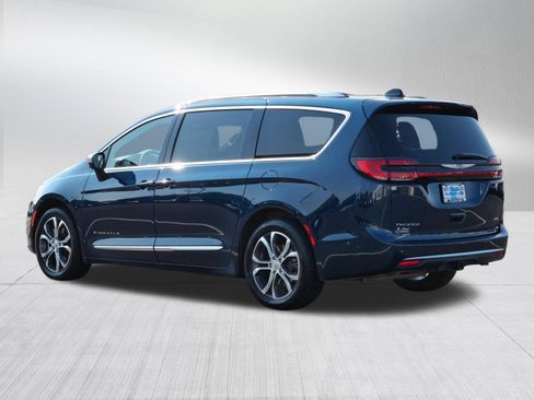 Used 2025 Chrysler Pacifica Pinnacle w/ Trailer Tow Group AWD/4WD image 5