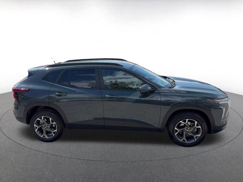 Used 2025 Chevrolet Trax LT w/ LT Convenience Package FWD image 16