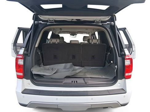 Used 2020 Ford Expedition XLT w/ Equipment Group 202A AWD/4WD image 19